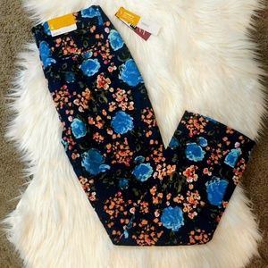 🌿 3 for $15 Floral capris